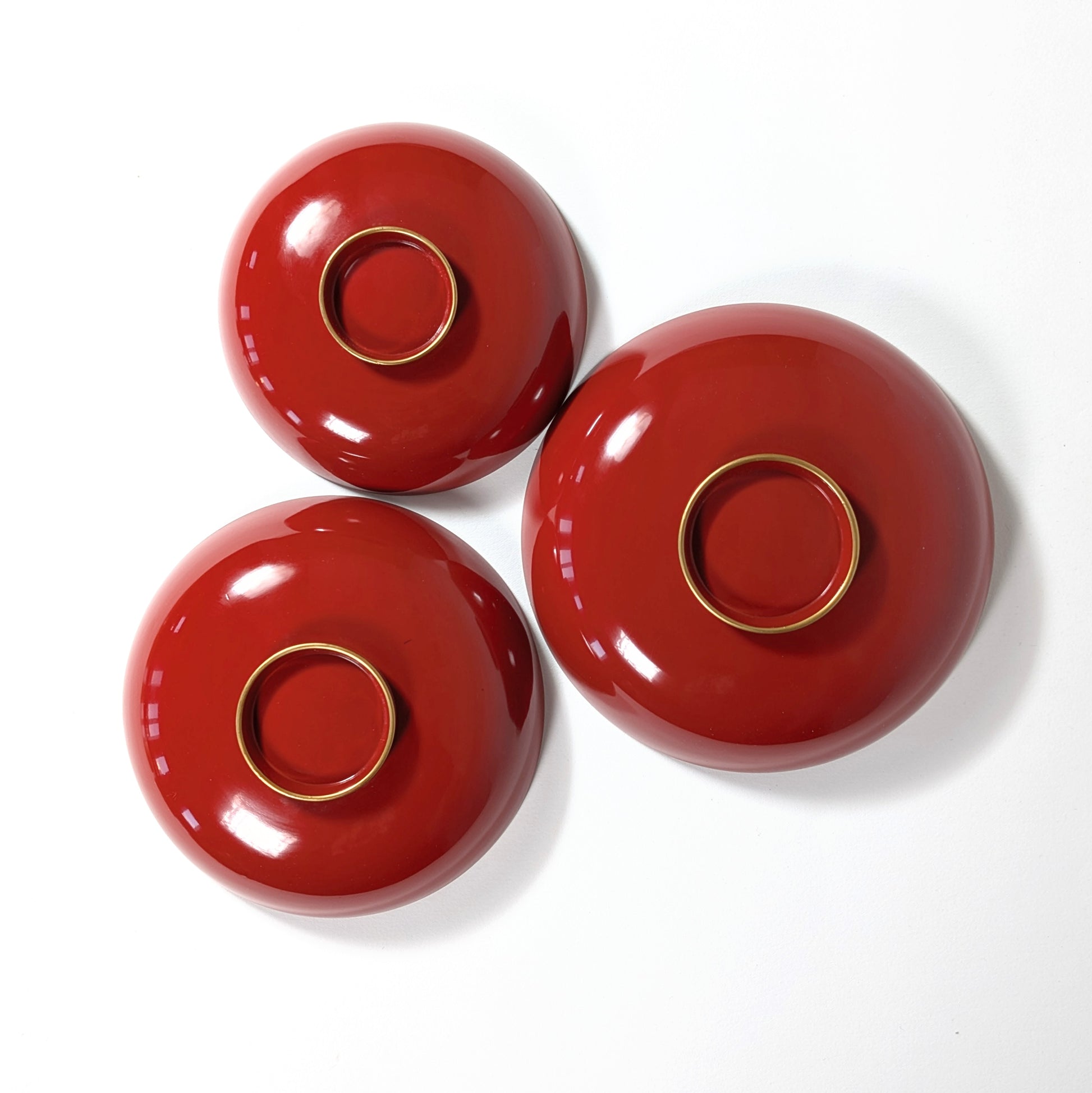dessous de coupelles japonaises en laque urushi avec pied traditionnel shikki finition rouge brillante