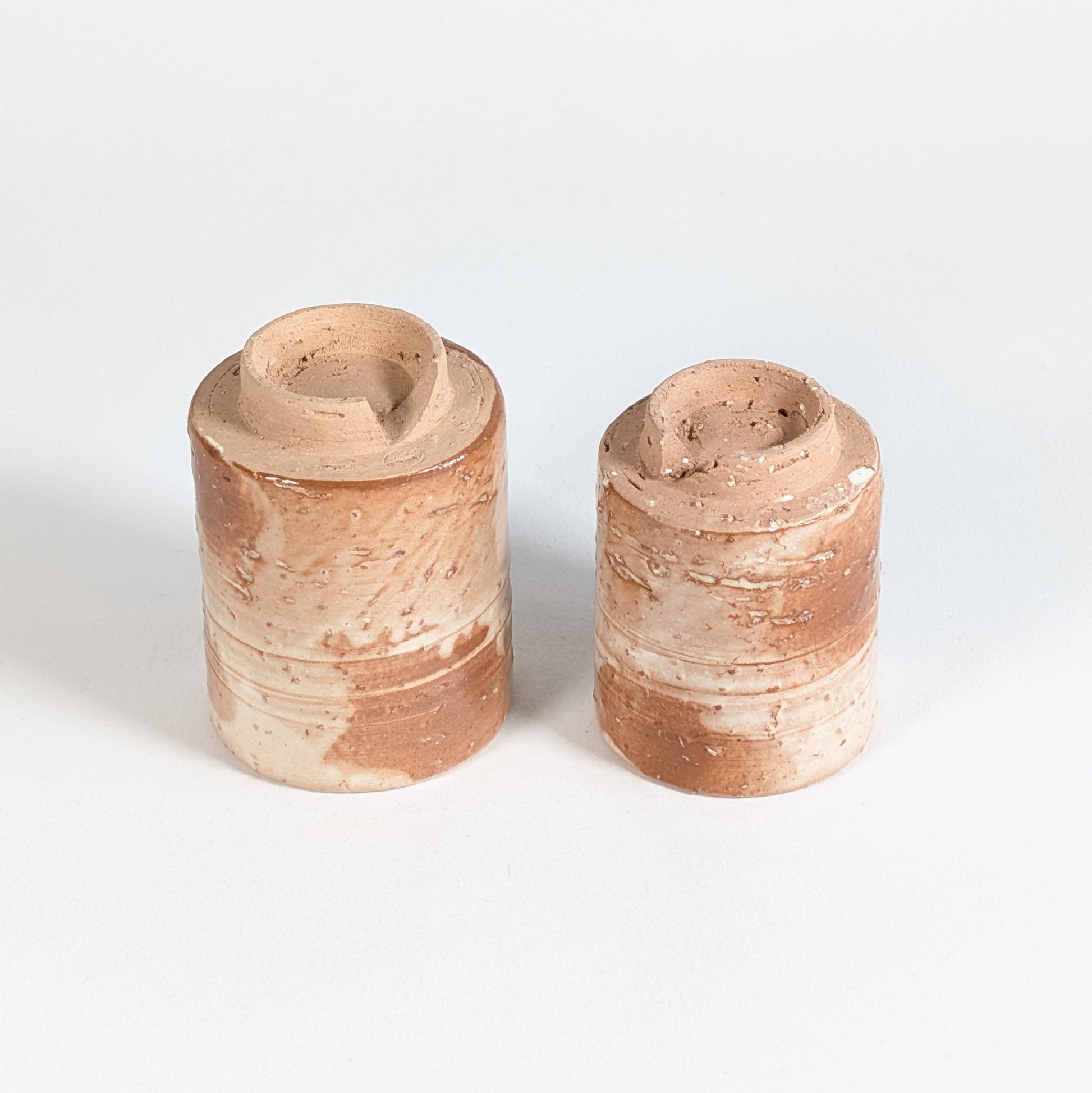 Dessous de deux tasses yunomi Hagi-yaki avec pieds découpés, poterie japonaise artisanale du four 唐瀧庵窯