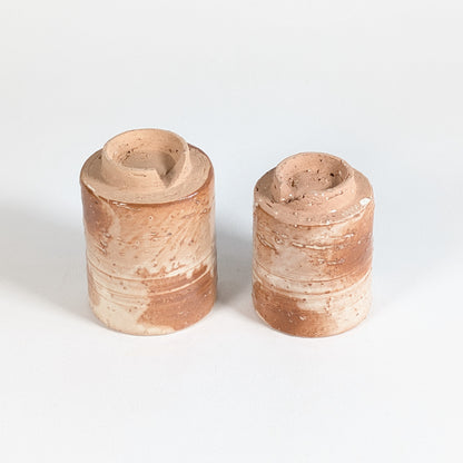 Dessous de deux tasses yunomi Hagi-yaki avec pieds découpés, poterie japonaise artisanale du four 唐瀧庵窯