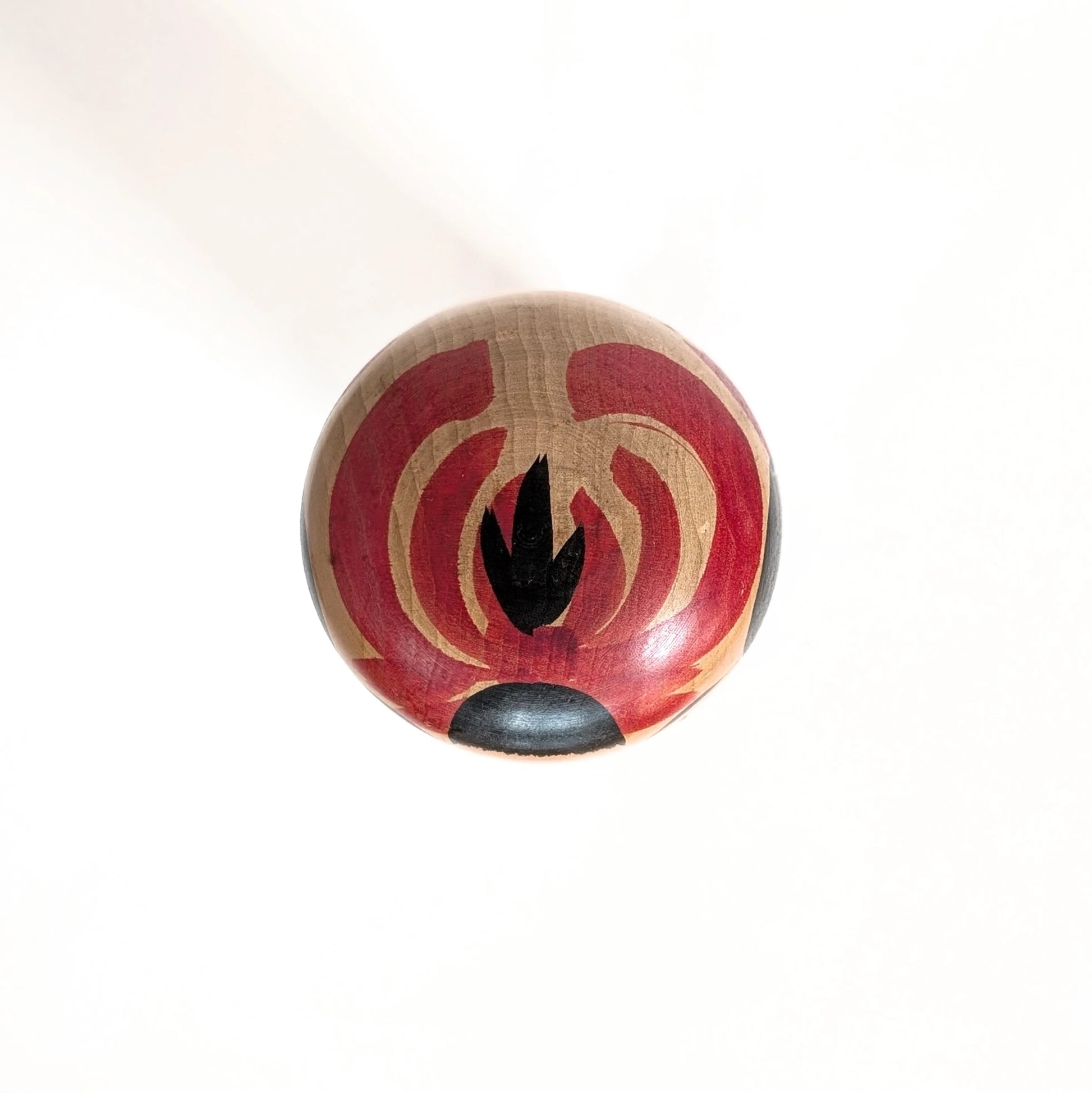 Dessus de tête d’une kokeshi Zao ancienne, motifs floraux rouges peints à la main, tradition japonaise