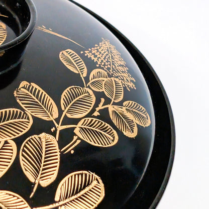 Détail du maki-e doré motif hagi sur laque urushi noire, artisanat traditionnel japonais, antiquité Wajima haut de gamme.