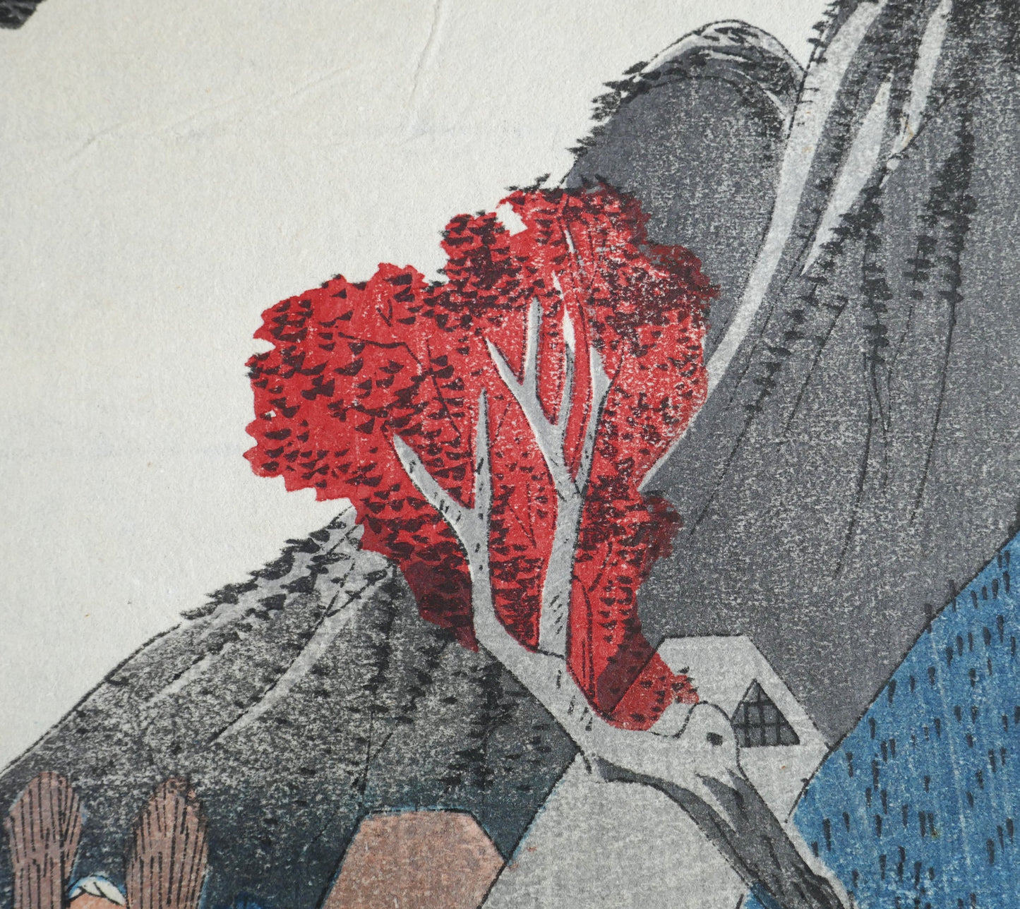 Gros plan sur l’arbre rouge vif au centre de la composition – estampe japonaise de Hiroshige, Okabe