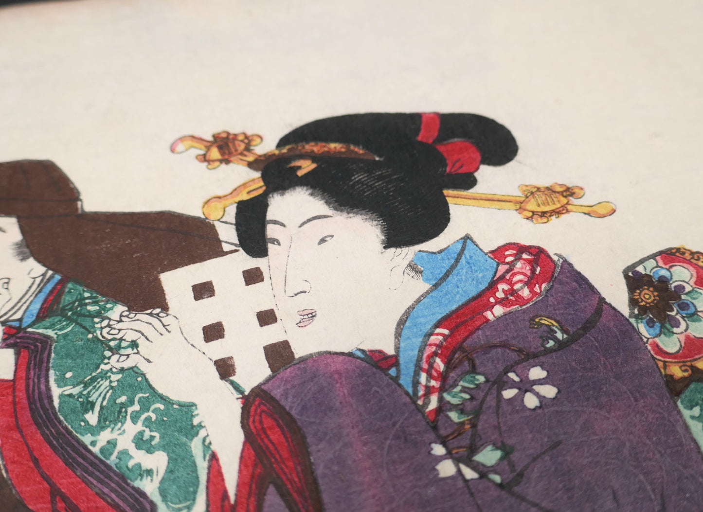 Détail d’une bijin en kimono violet avec coiffure Edo et kanzashi sur une estampe japonaise authentique de Kunisada