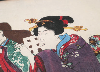 Détail d’une bijin en kimono violet avec coiffure Edo et kanzashi sur une estampe japonaise authentique de Kunisada