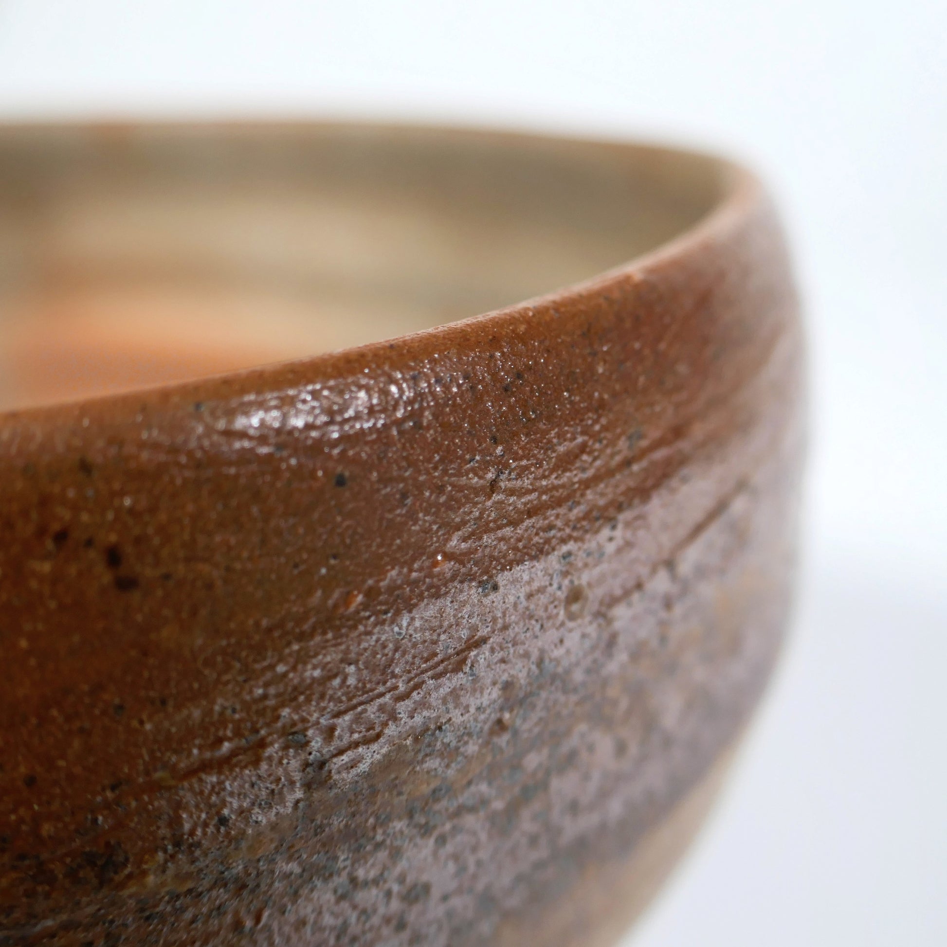 Détail du bord d’un chawan Bizen yaki wabi sabi, céramique japonaise artisanale