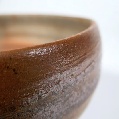 Détail du bord d’un chawan Bizen yaki wabi sabi, céramique japonaise artisanale