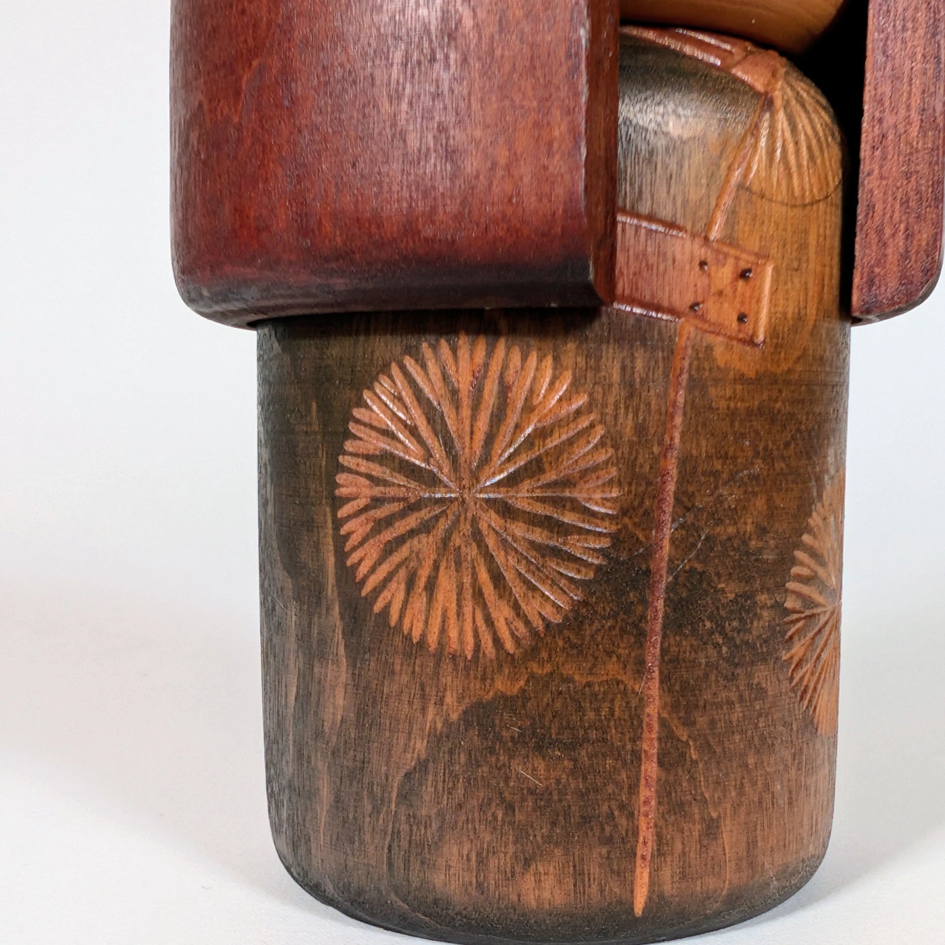 Motifs floraux gravés à la main sur une poupée japonaise kokeshi sōsaku en bois ancien
