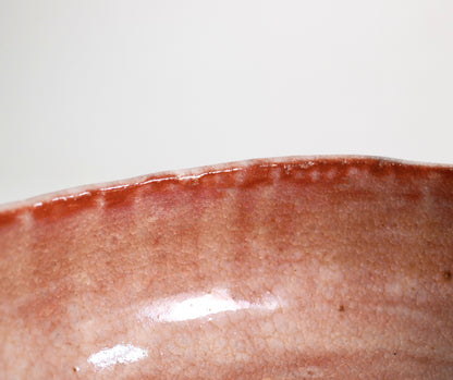 Détail du bord intérieur d’un chawan aka raku rose avec émail rouge rosé et fine craquelure kanyū