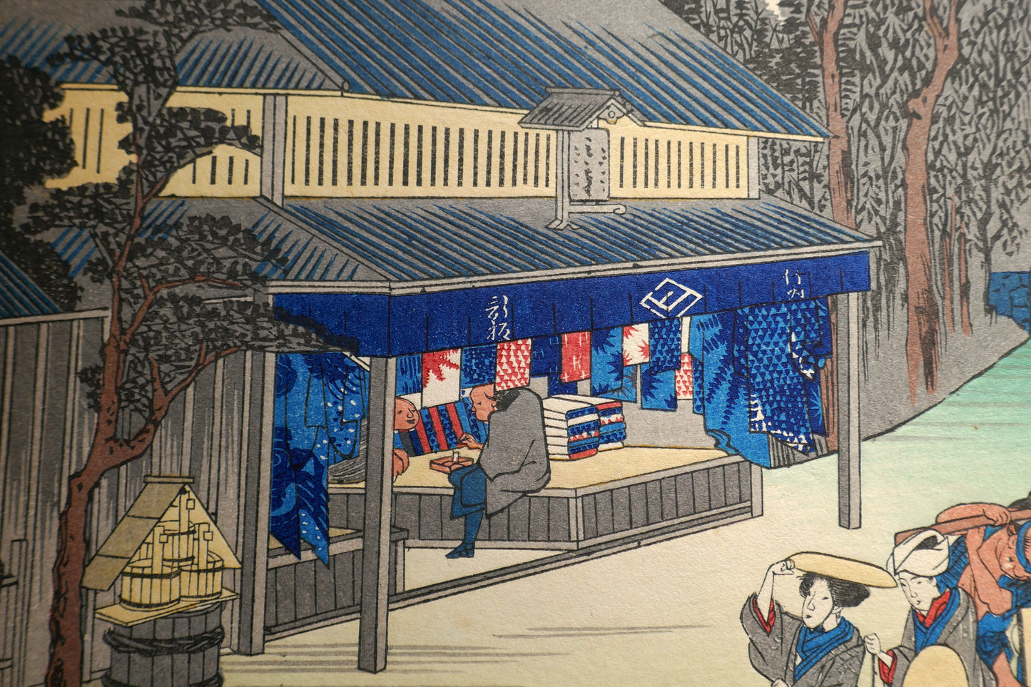 Détail de la boutique de teintures et tissus shibori dans l’estampe de Hiroshige à Narumi-juku, gravure japonaise du Grand Tōkaidō