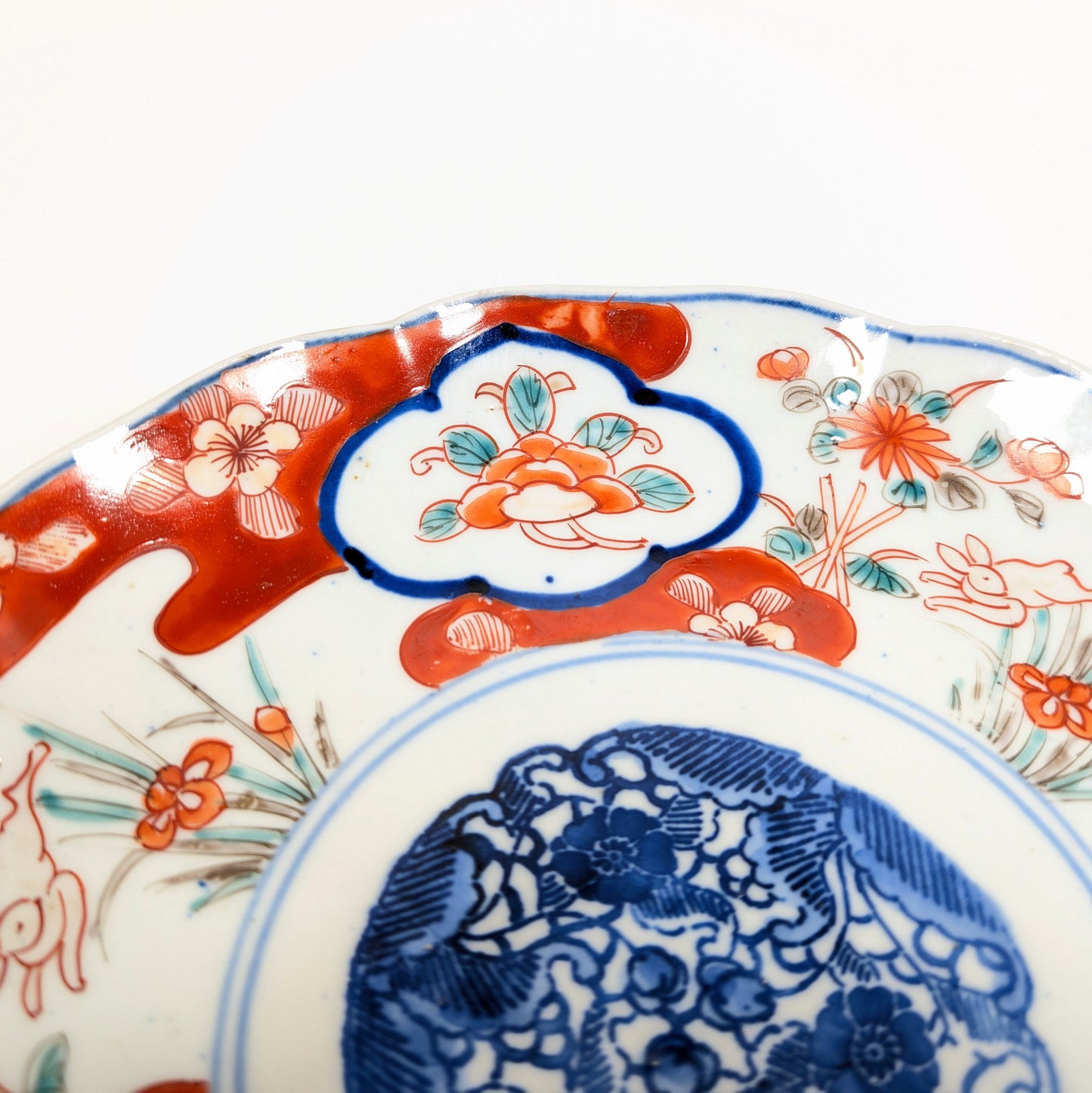 Détail de cartouche floral en décor Imari aka-e sur porcelaine japonaise traditionnelle