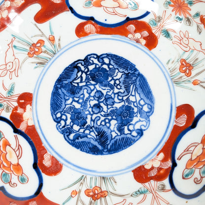 Détail du centre en bleu sometsuke avec fleurs japonaises sur assiette Imari en porcelaine Arita