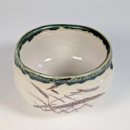 Détail du chawan Oribe avec glaçure verte au cuivre, motifs bruns et émail craquelé, atelier Kikyōya-gama