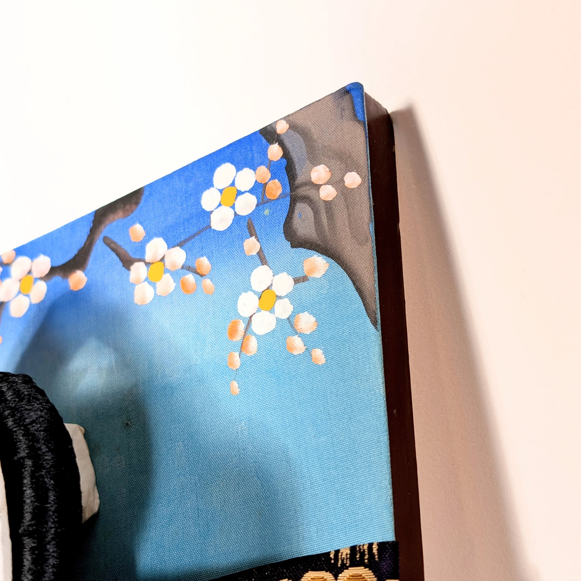 Détail de coiffure d’acteur kabuki sur hagoita japonaise, fond peint à motif floral