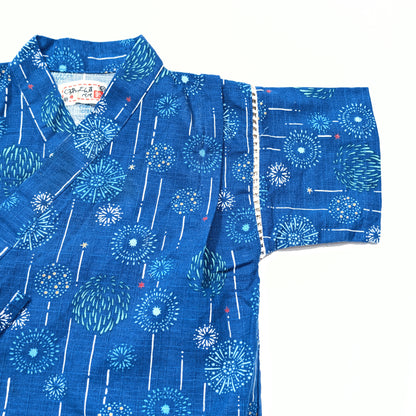 Détail du col croisé et de la manche du jinbei japonais enfant, coton bleu motif hanabi.
