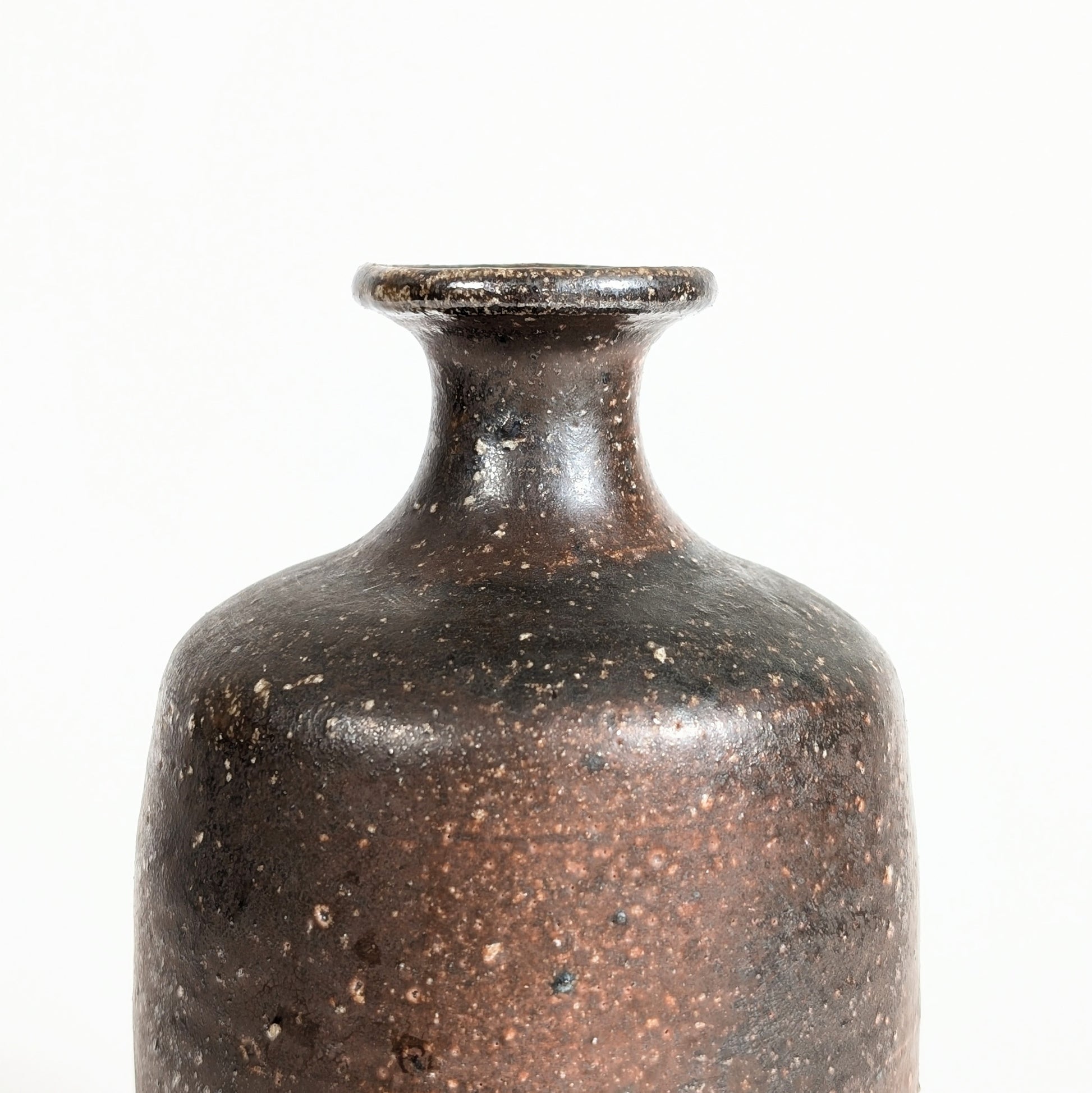 Détail du col d’un vase japonais Bizen-yaki en grès yakishime, décoration zen et wabi-sabi