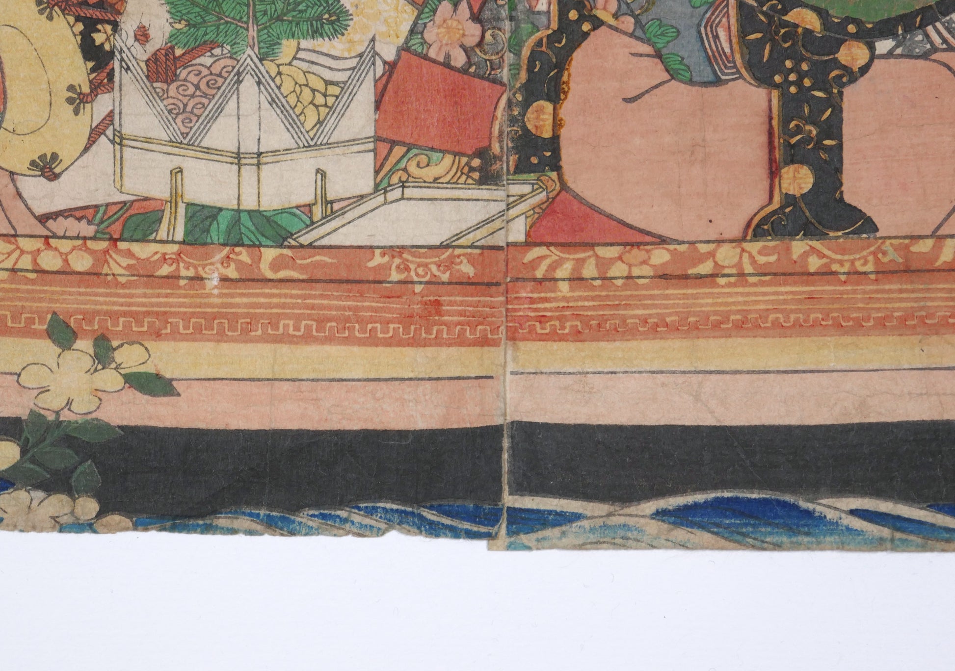 Détail de la coque du bateau et des vagues dans une estampe japonaise de Yoshitora scène de hanami sur l’eau