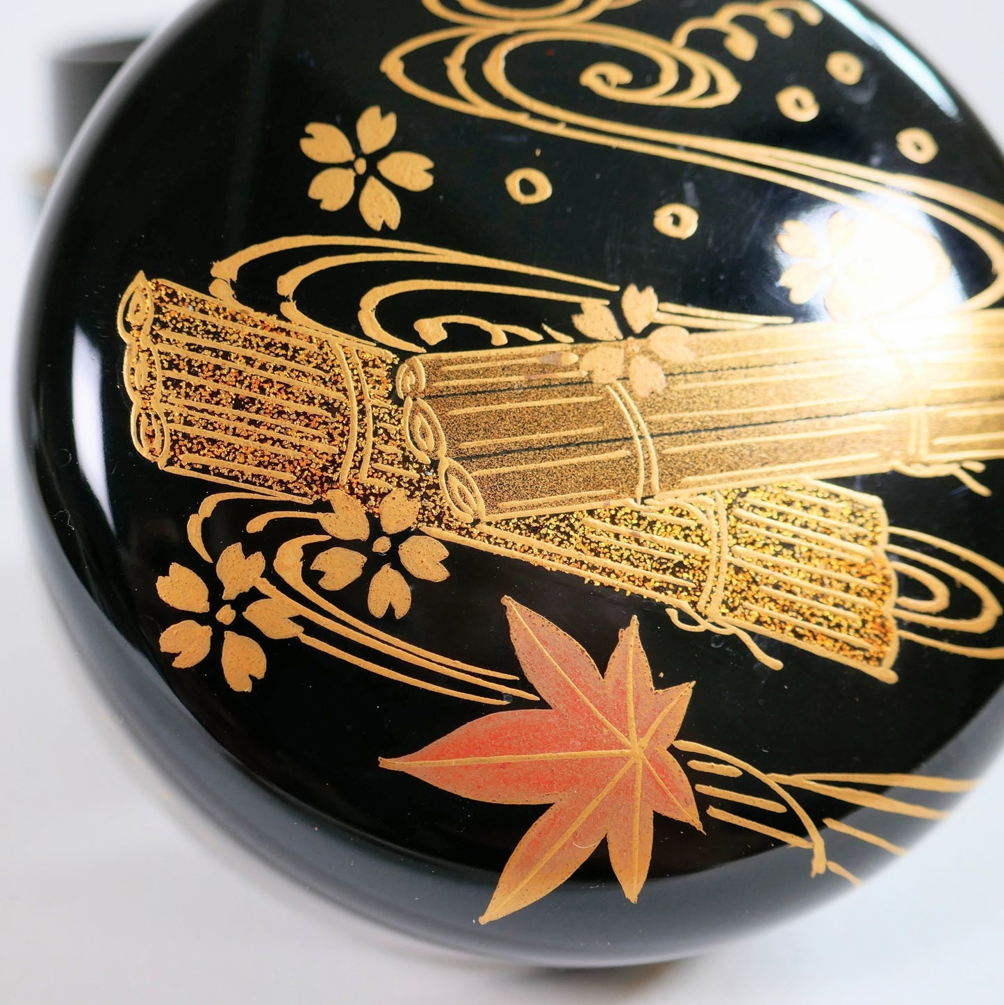 Détail du couvercle de natsume en金蒔絵 kin maki-e et nashiji, motif hanaikada avec radeau fleuri, sakura et feuille de momiji