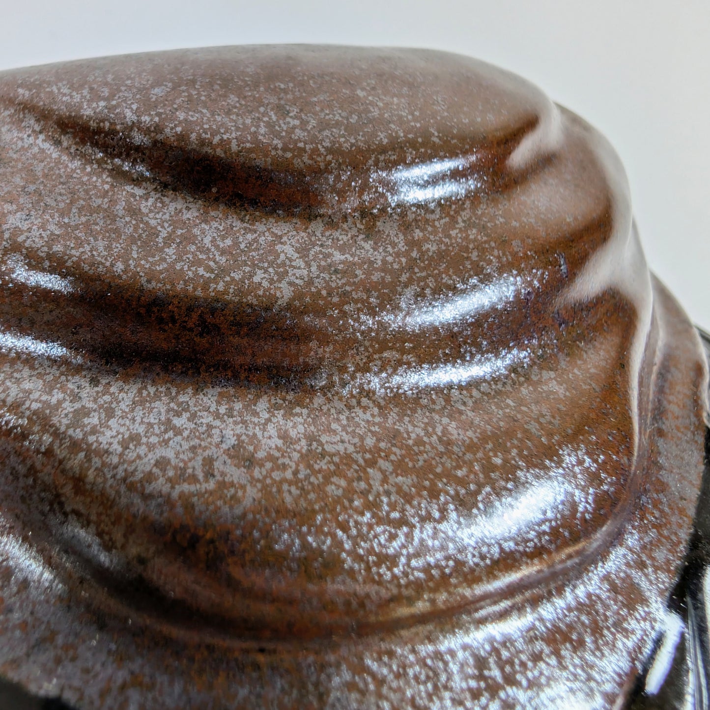 Surface émaillée du sommet du masque Nô Kutani de Susanoo, montrant les plis du front et la texture de la céramique