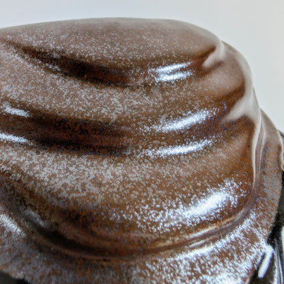 Surface émaillée du sommet du masque Nô Kutani de Susanoo, montrant les plis du front et la texture de la céramique