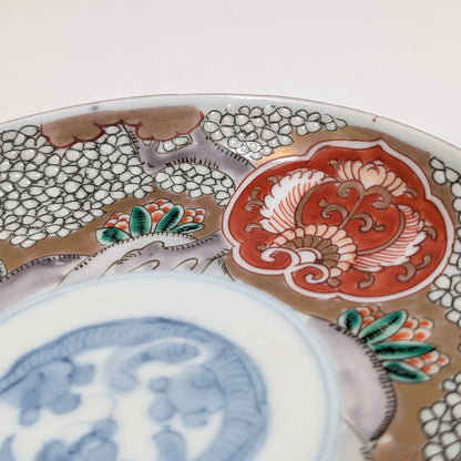 Détail du décor Imari polychrome rouge et or sur porcelaine japonaise ancienne, travail fin d’Arita