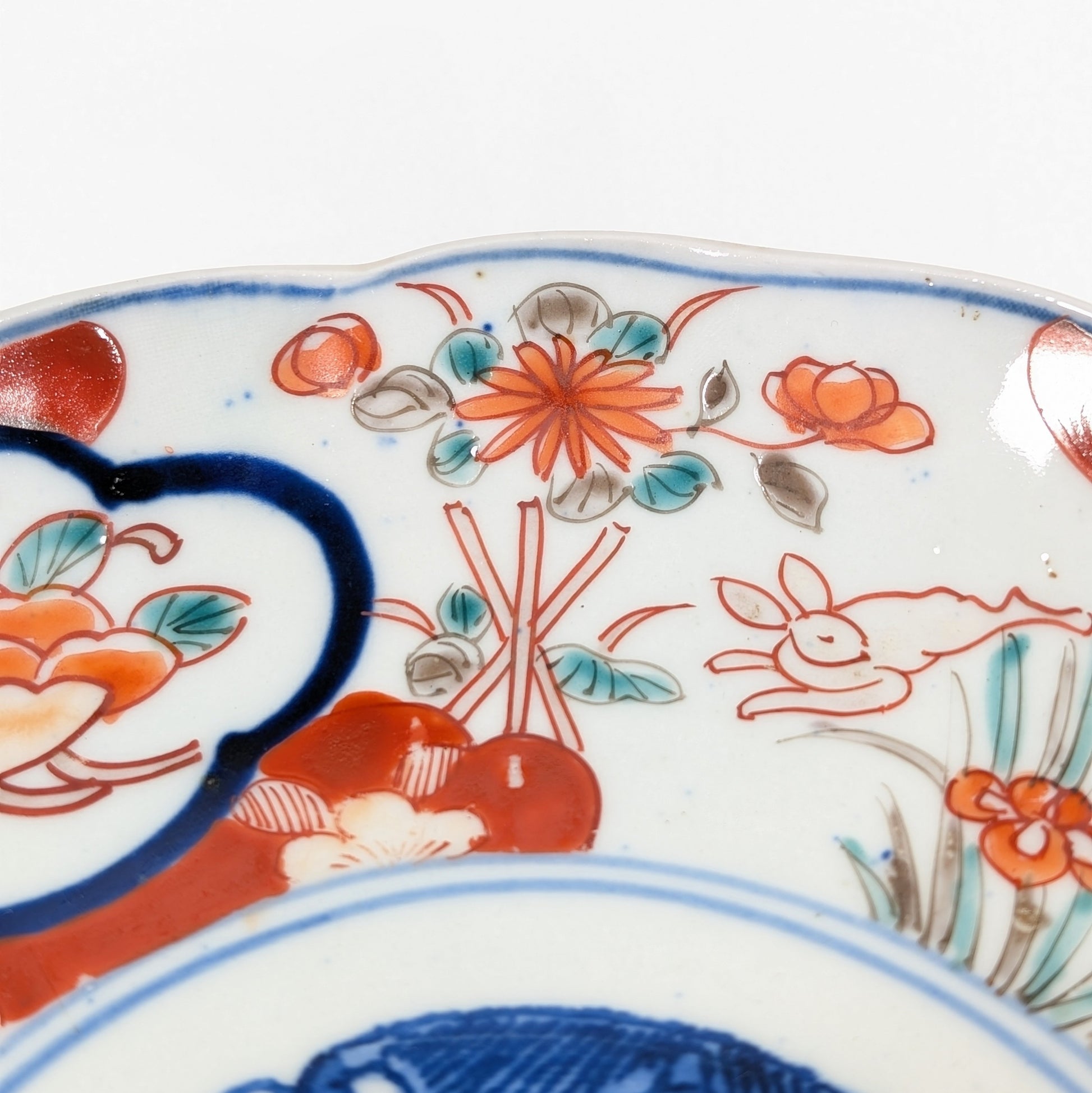 Détail du décor kacho-ga avec fleurs et éléments naturels sur porcelaine japonaise style Imari