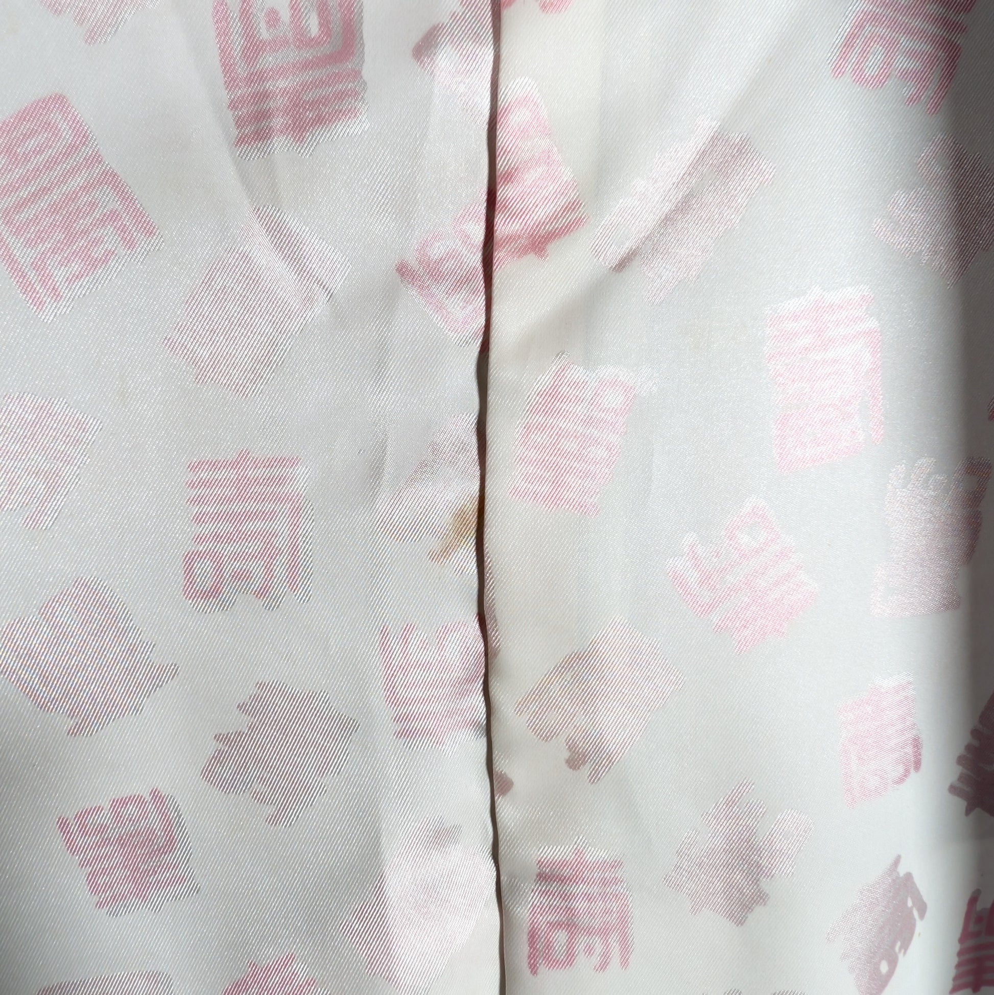 Détail de la doublure d’un haori en soie japonais avec motif kanji Kotobuki sur fond blanc