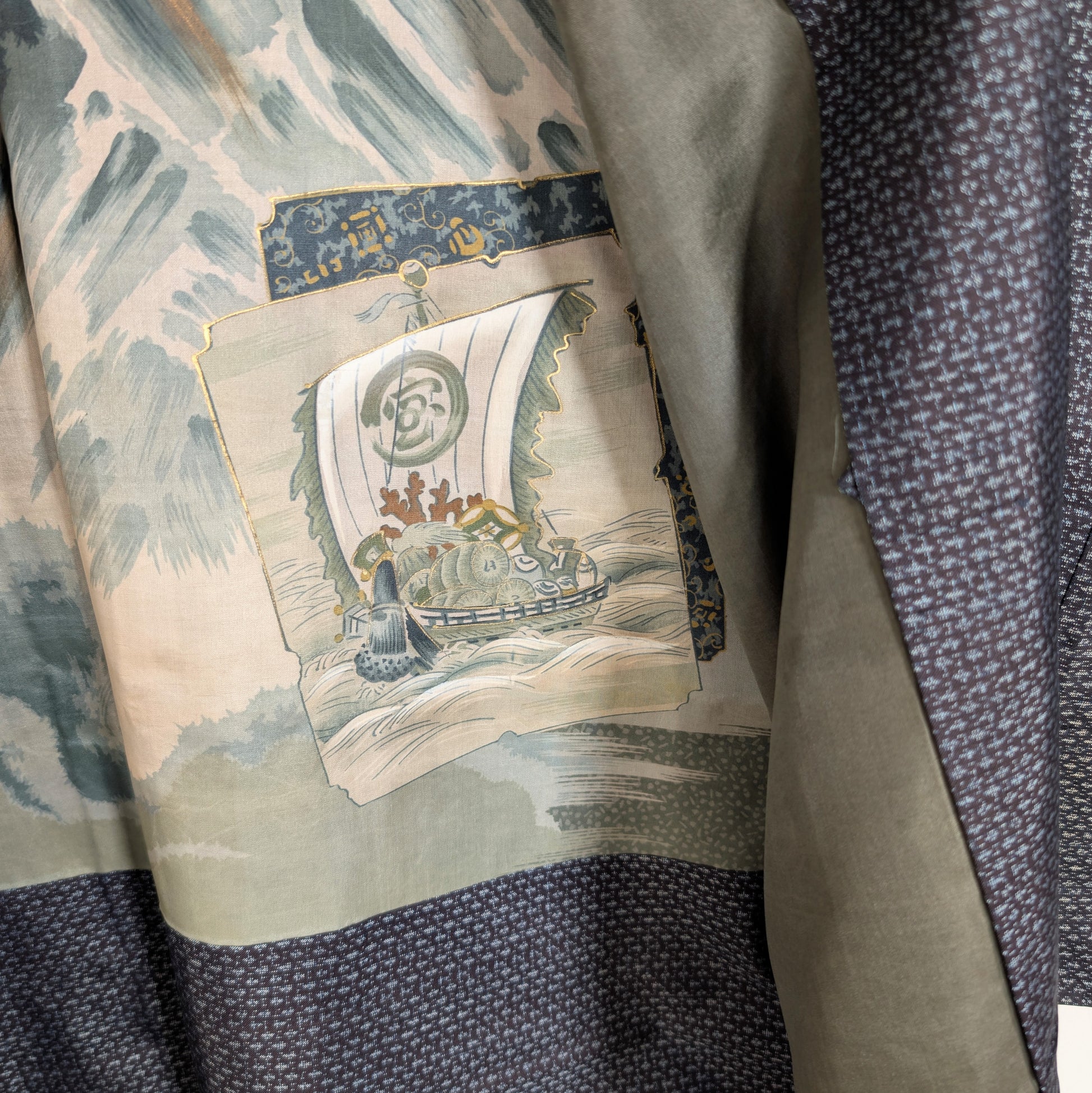 Détail de doublure katazome en soie avec takarabune, bateau aux trésors japonais, rehauts dorés faits main et signature Seigetsu 栖月