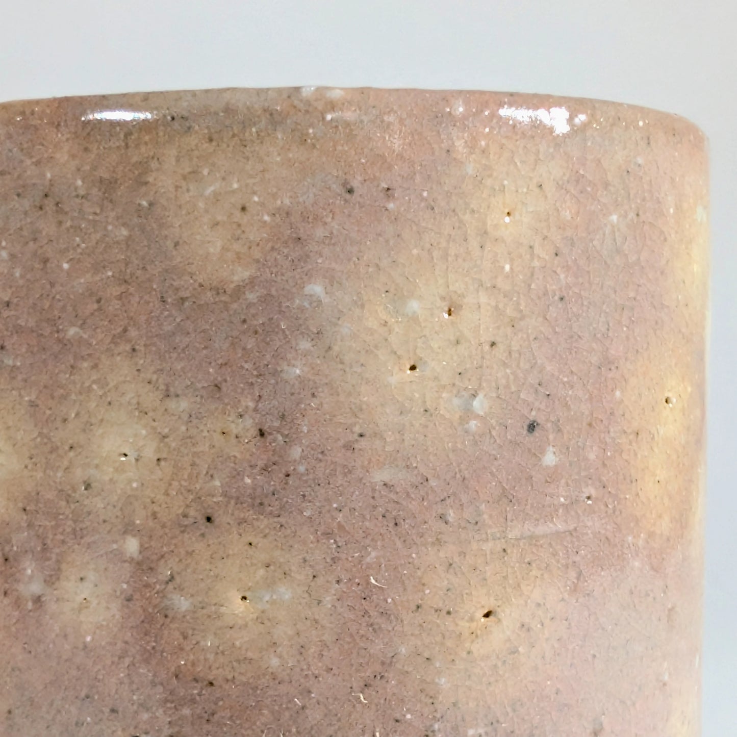 Gros plan sur la glaçure Hagi-yaki montrant les craquelures fines