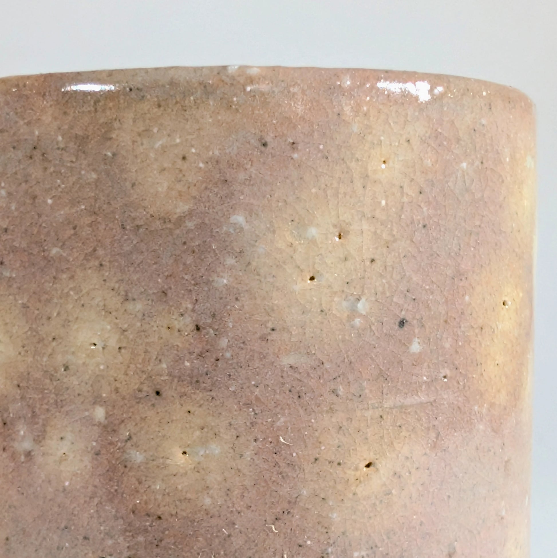 Gros plan sur la glaçure Hagi-yaki montrant les craquelures fines