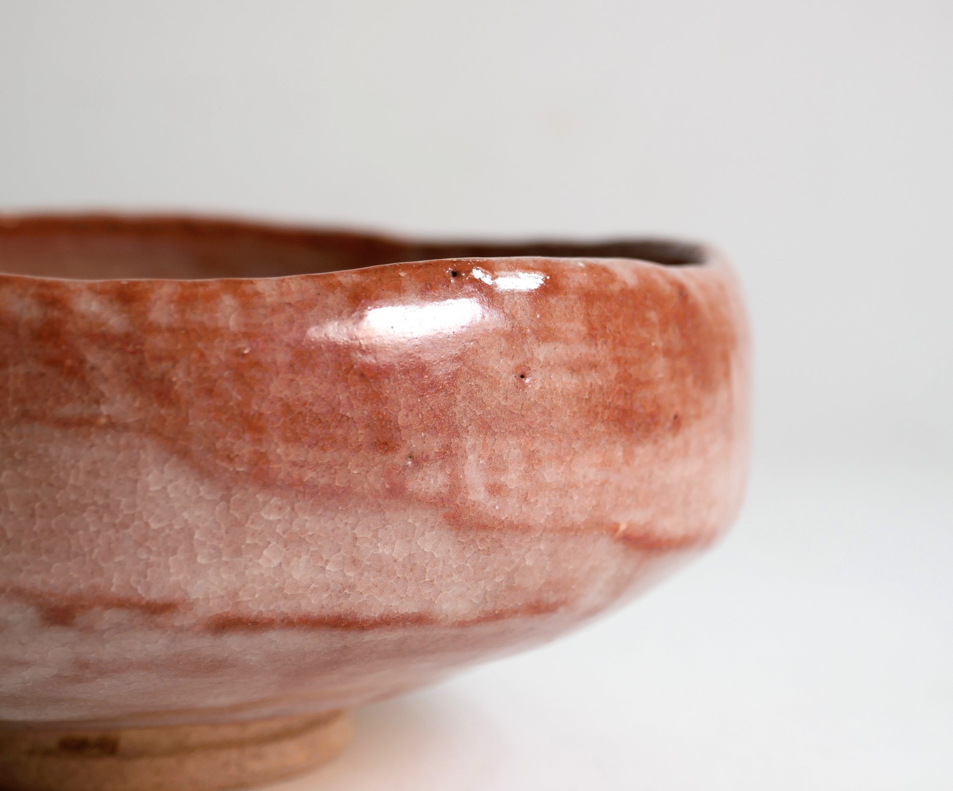 Détail de l’émail raku rose avec fine craquelure kanyū sur bol japonais artisanal