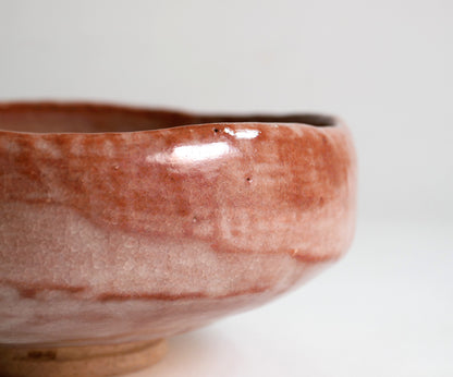 Détail de l’émail raku rose avec fine craquelure kanyū sur bol japonais artisanal