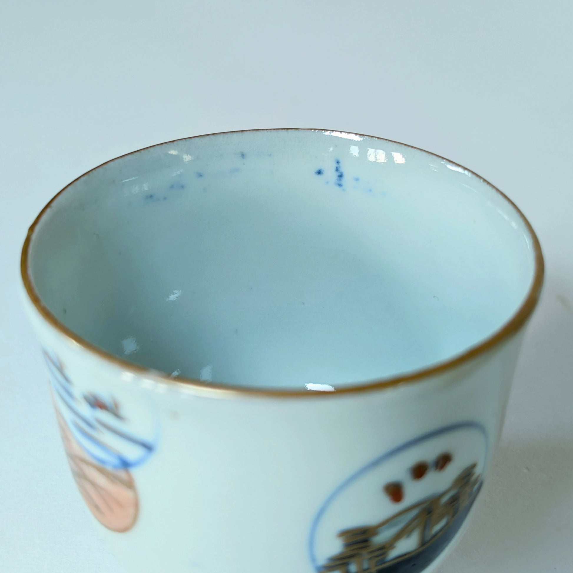 Détail de l’émail avec ponctuations de cobalt sur un guinomi Arita Hizen, Edo tardif.