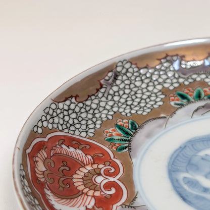 Détail des émaux et peinture à la main , fleurs de cérisiers sur une assiette Imari ancienne, porcelaine Arita Meiji