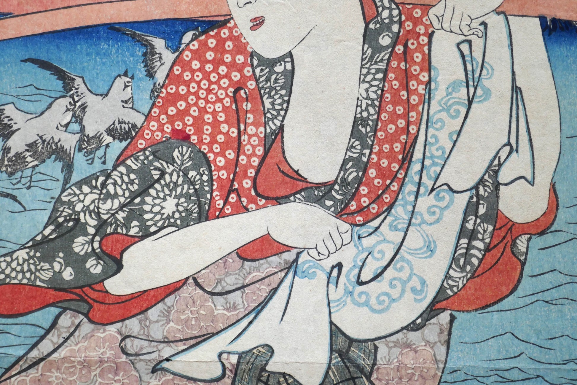 Détail de kimono aux motifs traditionnels sur estampe japonaise Edo d’Utagawa Kuniyoshi