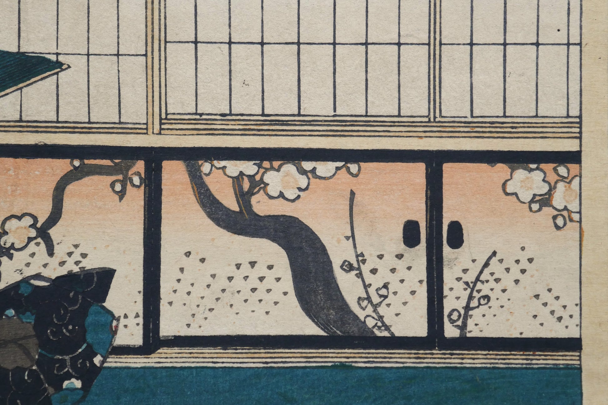Détail des portes fusuma à décor floral dans un intérieur japonais représenté sur une estampe ancienne liée au Dit du Genji