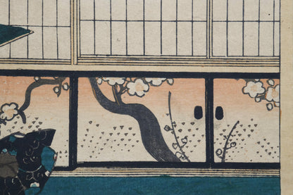Détail des portes fusuma à décor floral dans un intérieur japonais représenté sur une estampe ancienne liée au Dit du Genji