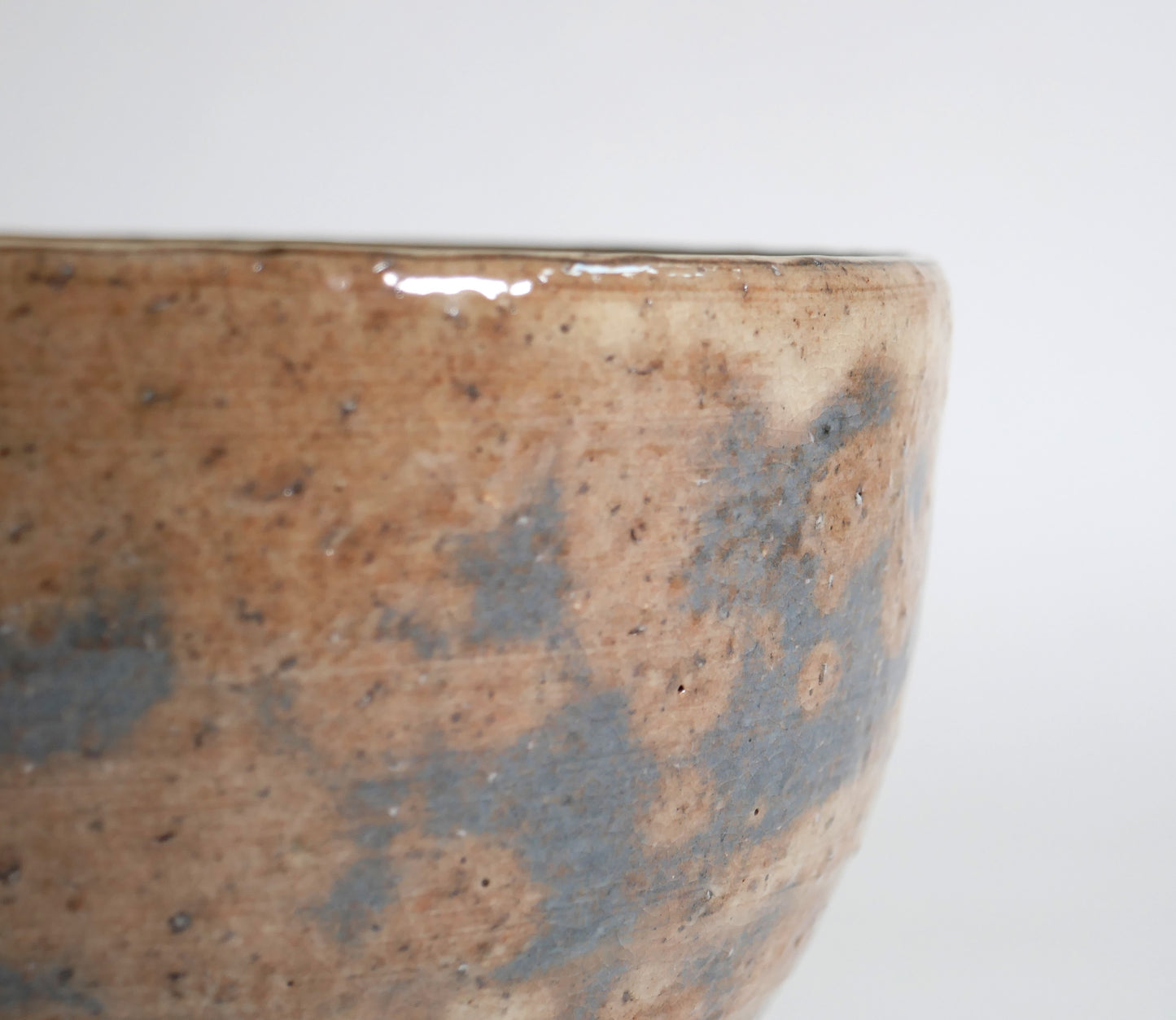 Détail de la glaçure et du décor gris-bleu d’un chawan Hagi de Kaneko Shōen, devenu plus tard Kaneko Sōfū.