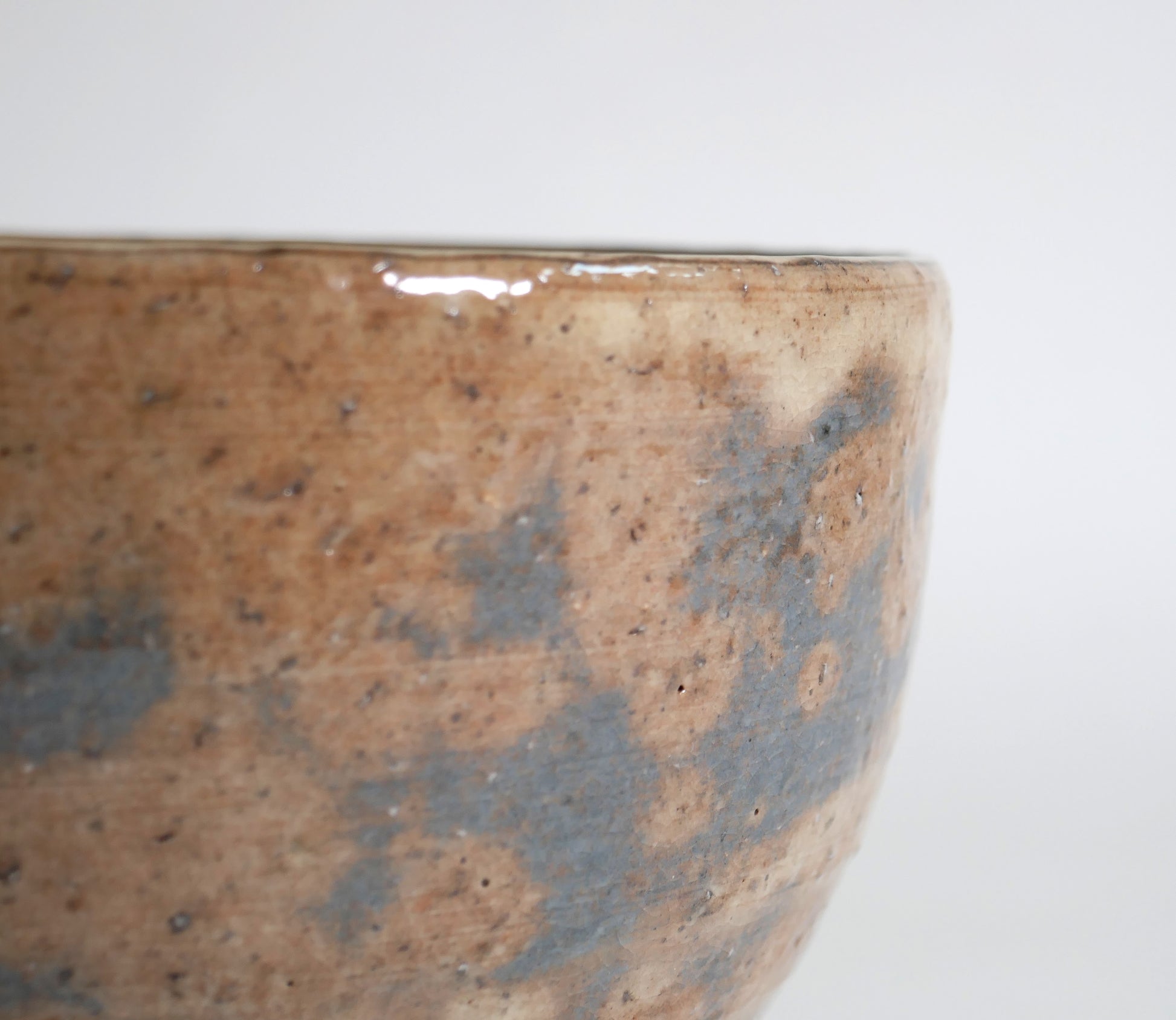Détail de la glaçure et du décor gris-bleu d’un chawan Hagi de Kaneko Shōen, devenu plus tard Kaneko Sōfū.