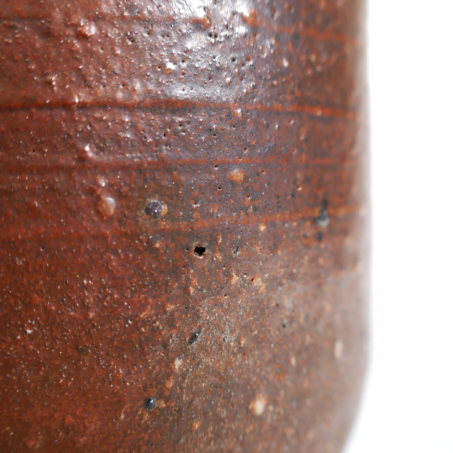 Détail du grès brun ferreux Bizen-yaki, esthétique wabi-sabi pour décoration japonaise