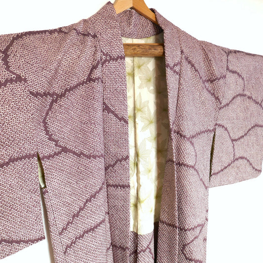 Détail du haori vintage en soie, technique shibori artisanale japonaise, couleur violet clair