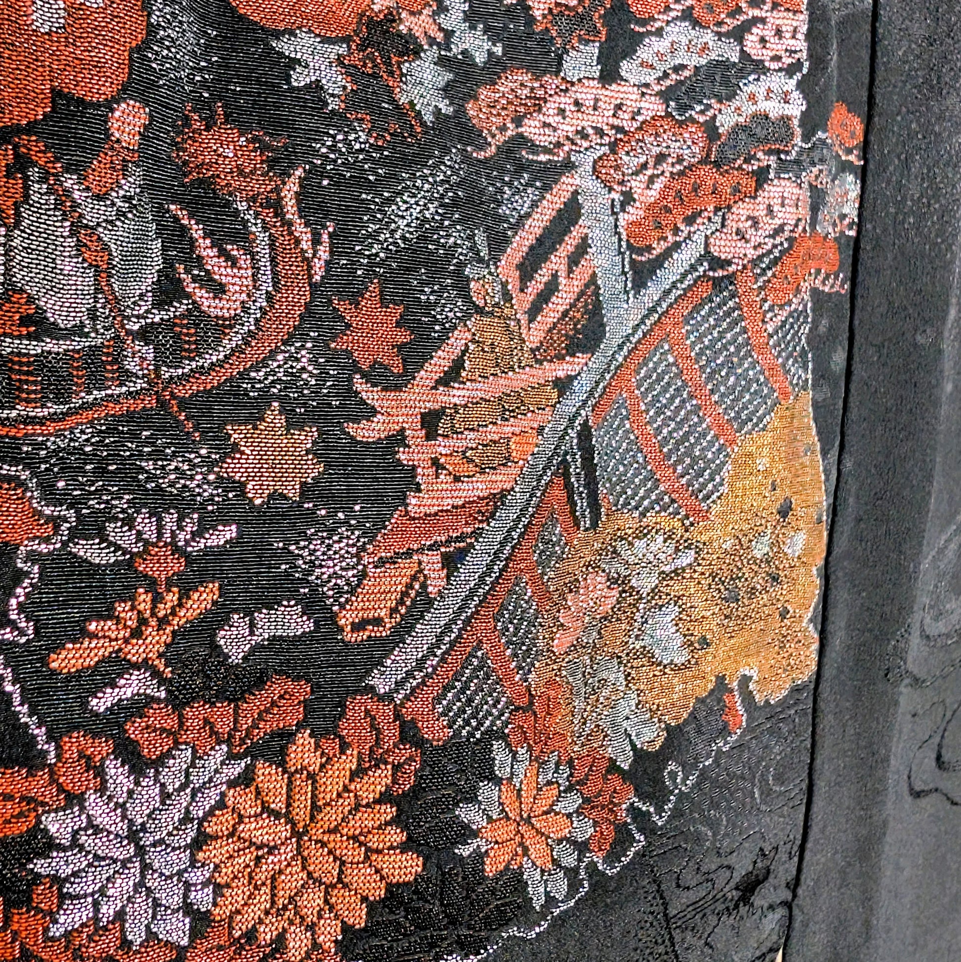 Détail d’un haori femme en soie avec broderies de paysages traditionnels japonais – artisanat vintage – KOGEDO