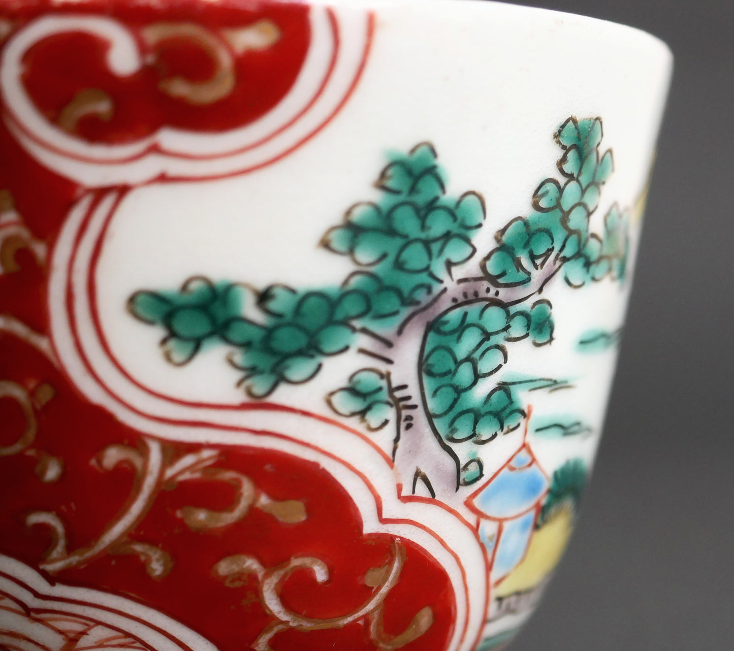 Détail des émaux iroe sur porcelaine Arita style Kakiemon, pin vert et arabesques karakusa dorées