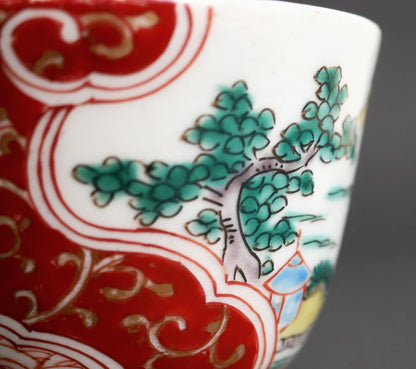 Détail des émaux iroe sur porcelaine Arita style Kakiemon, pin vert et arabesques karakusa dorées
