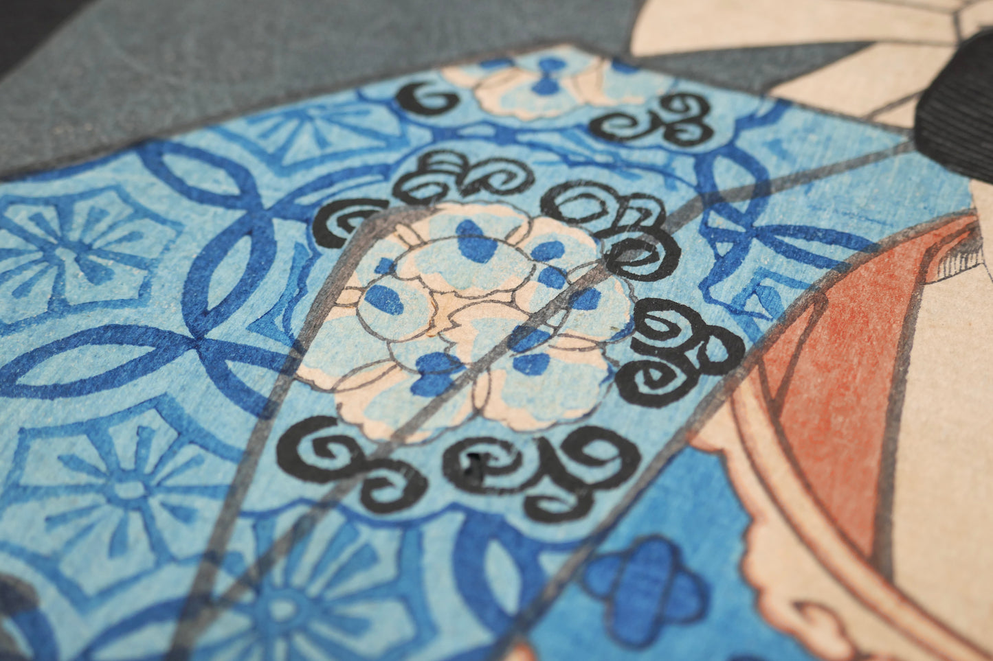 Macro du kimono bleu de Yoshitsune, motifs japonais et impression bois nishiki-e sur une estampe ukiyo-e originale de Kuniteru II.