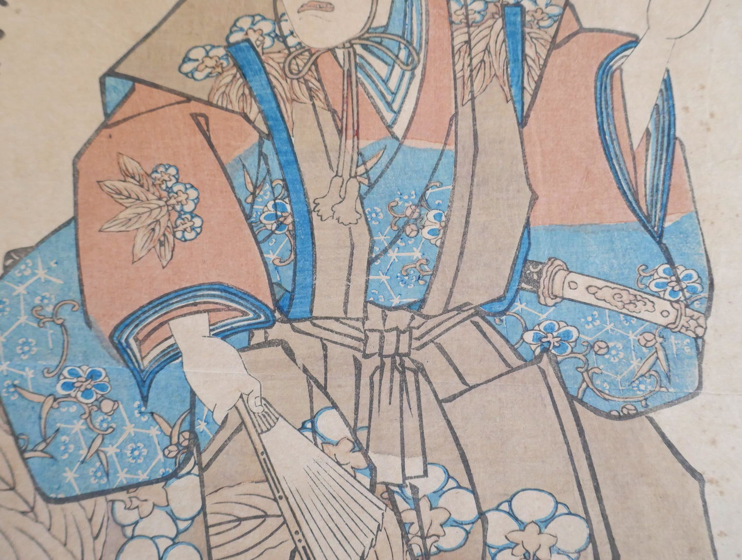 Détail du kimono fleuri porté par le personnage kabuki dans l’estampe de Kunisada