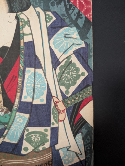 Détail de kimono de scène kabuki aux motifs japonais traditionnels et sabre dans une estampe ukiyo-e originale de Toyohara Kunichika.