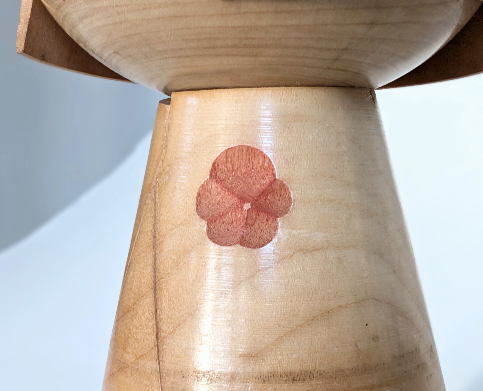 Détail des fleurs ume peintes sur le kimono de la kokeshi Ueda Izumi.