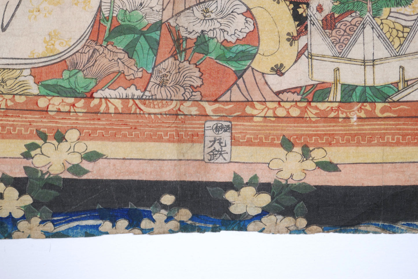 Motifs textiles et kimonos détaillés dans une estampe japonaise ukiyo-e de Yoshitora avec décor raffiné. sceau de l'éditeur visible
