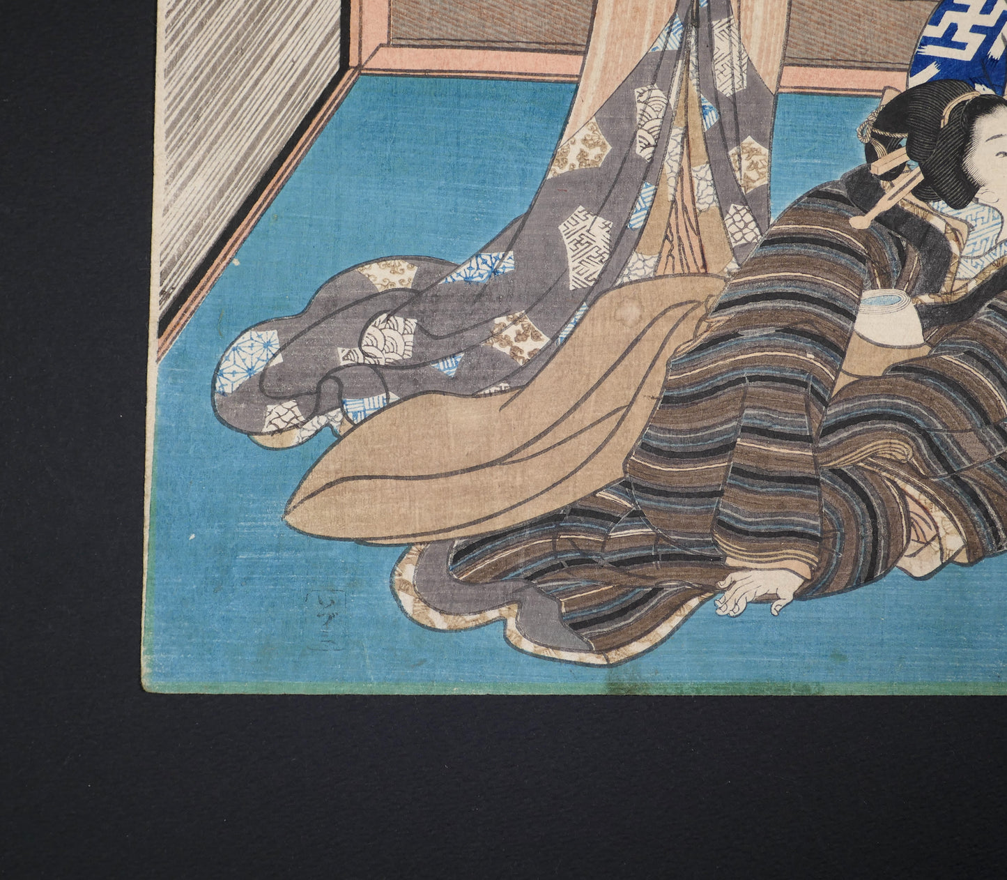 Détail des kimonos et motifs textiles sur une estampe japonaise ancienne de Kunisada Toyokuni III, impression nishiki-e sur papier washi.