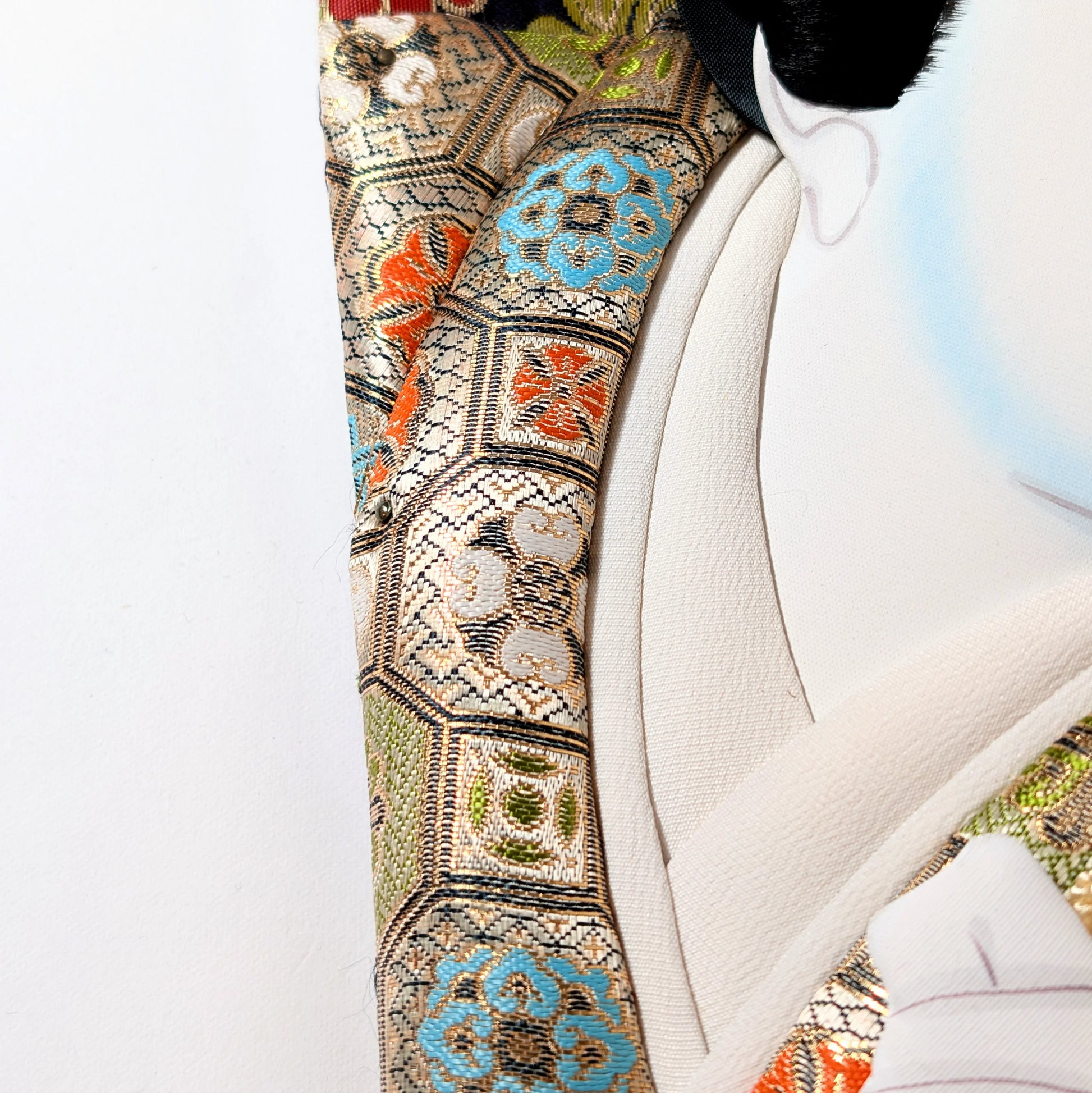 Main et accessoires textiles sur hagoita japonaise, art décoratif traditionnel du Japon